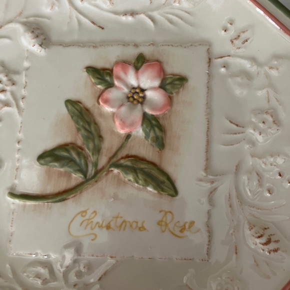 MWW Market ‘Embossed Christmas Flowers Plates Set of 4 - Picture 8 of 13